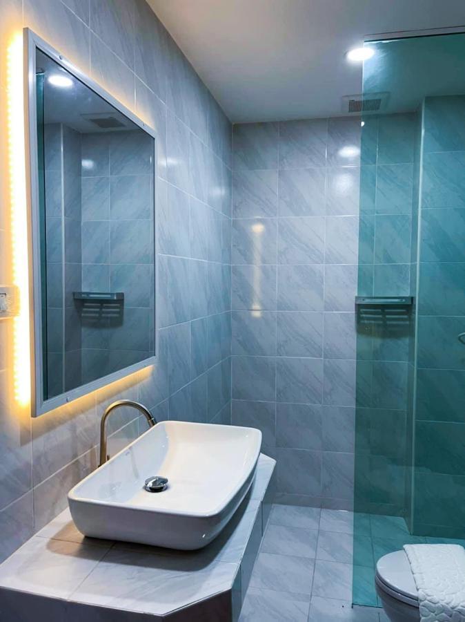 TJ Boutique Hotel Uthai Thani Extérieur photo